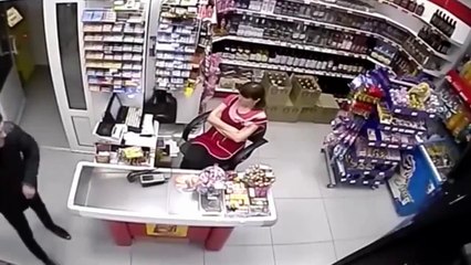 Cette caissière ne va pas se laisser faire et tenir tête au voleur! Courageuse...