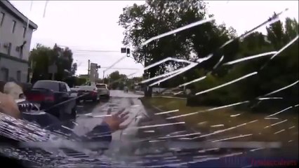 Percuté par une voiture, il se relève et continue sa route en courant!