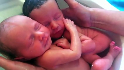So cute Twin Babies take Bath!