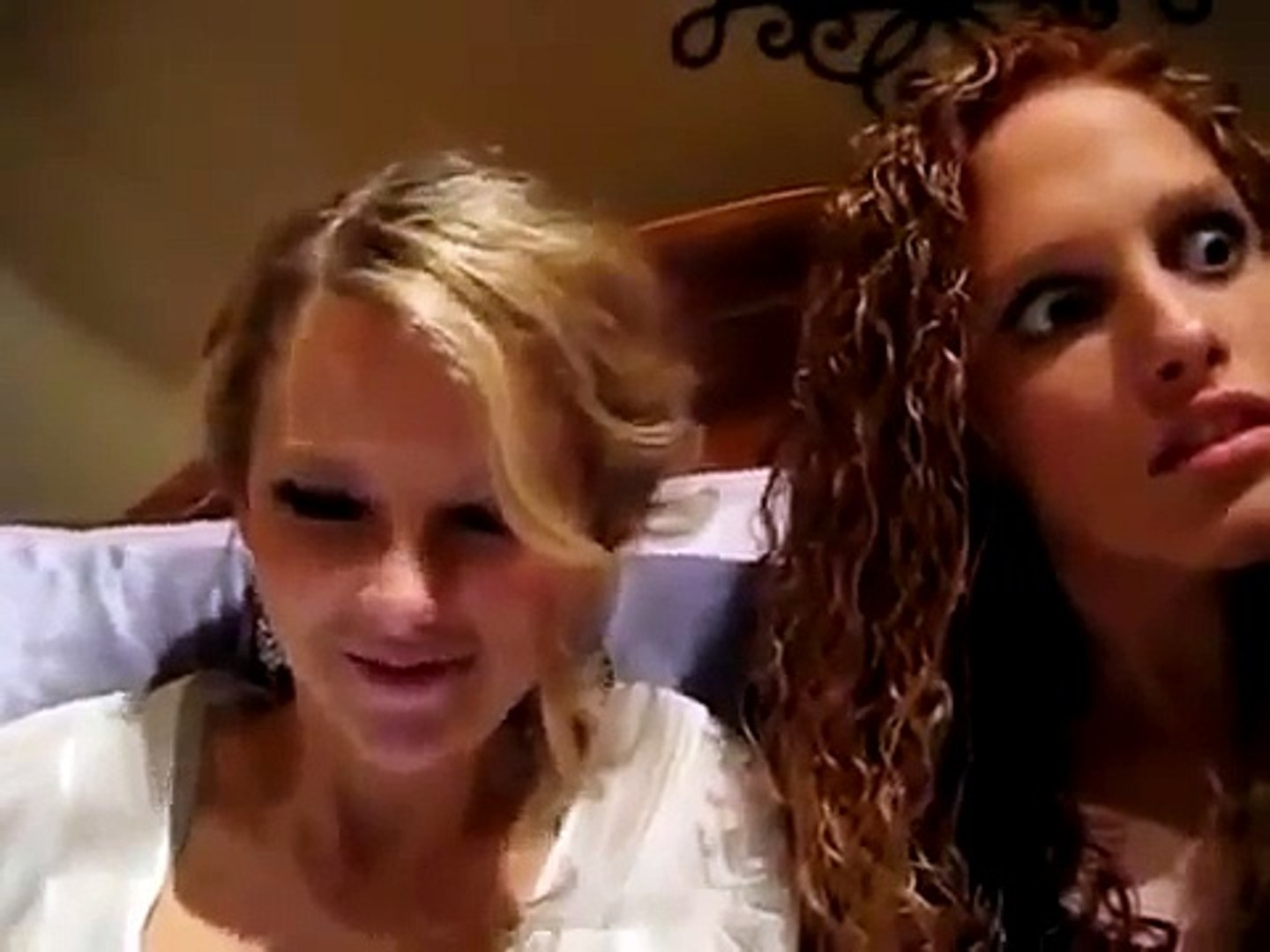 ⁣Taylor Swift & Abigail Singing On Taylors Bed