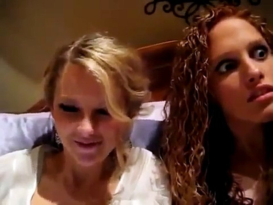 Taylor Swift & Abigail Singing On Taylors Bed