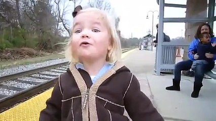 Video wonderful: child see the train for the first time