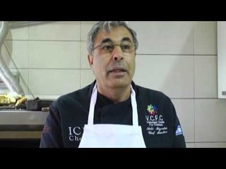 Report TV - Kuzhinieri Izraelit shtron  drekë për fëmijët në qytetin e Lezhës