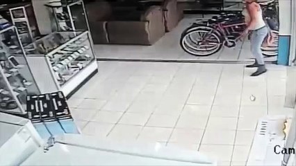 Женщина вынесла телевизор под юбкой. Хорошо что продавца не прихватила!