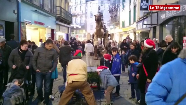 Saint-Brieuc. Le Père Noël arrive en chameau