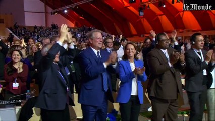 COP21 : l'ovation du Bourget au moment de l'adoption de l'accord