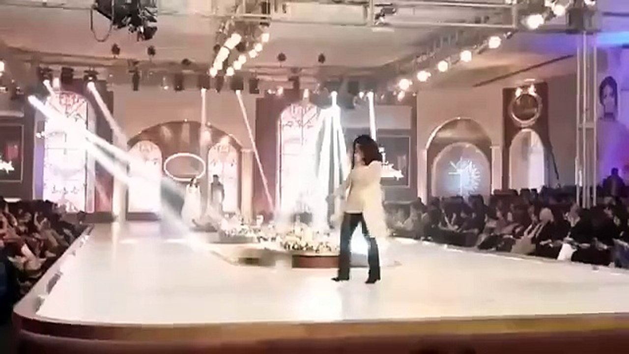 Osman Khalid Butt and Maya Ali performing on the ramp of ‪Telenor Bridal Couture Week 2015
