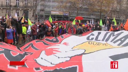 Les altermondialistes sur l'avenue de la Grande-Armée