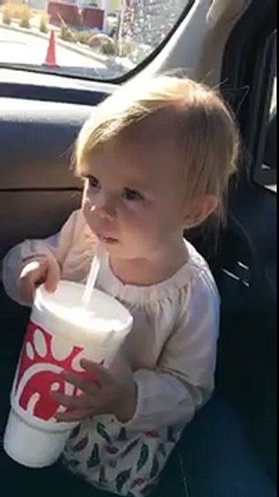 Une petite fille chante Hello - Adele