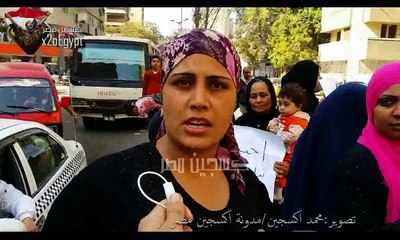 سيدة من اهالى عشش السودان تعرض انتهاكات الشرطة على جسد طفلها الصغير