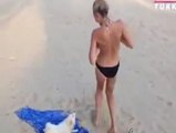 Kızın Bikinisini Açmaya Çalışan Çapkın Köpek