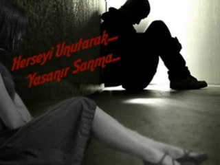 hüzünler kalır  geride ve o yaşanması gereken acıları yaşarsın sadece  izlersin olanları