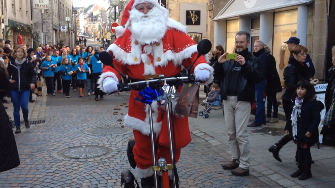 L'arrivée du Père Noël en trottinette... électrise