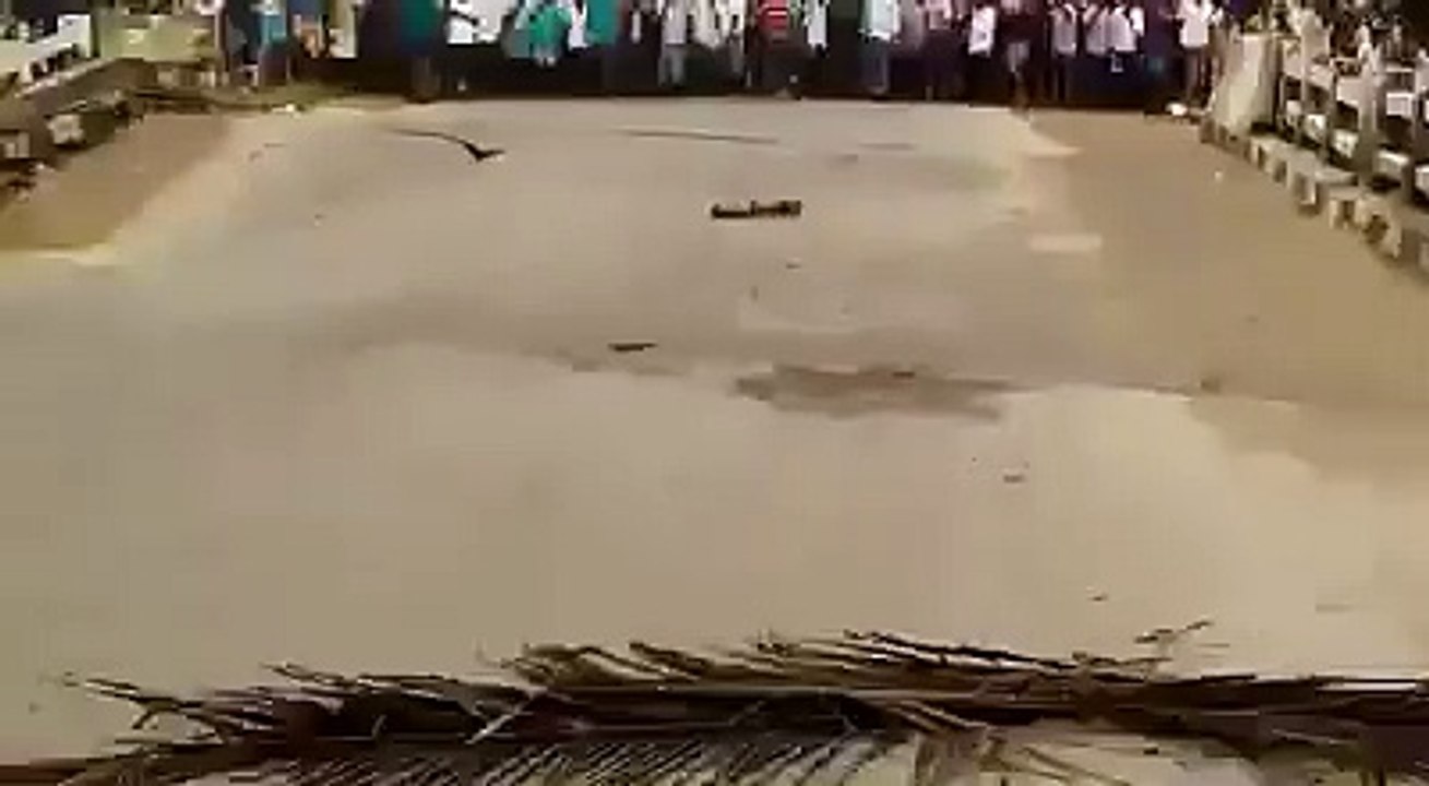 Shocking _ Bridge breaks down in front of people at Avadi in Chennai - YouTube (360p)