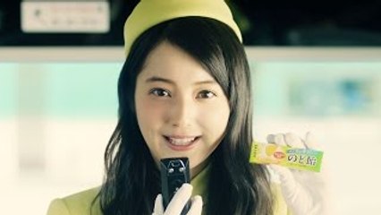 佐々木希、厚切りジェイソンの至近距離のツッコミに「すごい迫力」　ロッテ『のど飴』新CM「ツアーガイド」篇