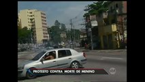 RJ: Morte de menino de dois anos gera protesto no morro da Mangueira
