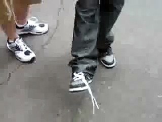 how to tie your shoe with no hands