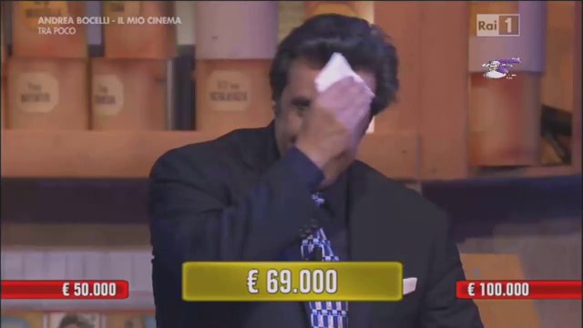 Le scherzose avances della concorrente di Affari Tuoi a Flavio Insinna