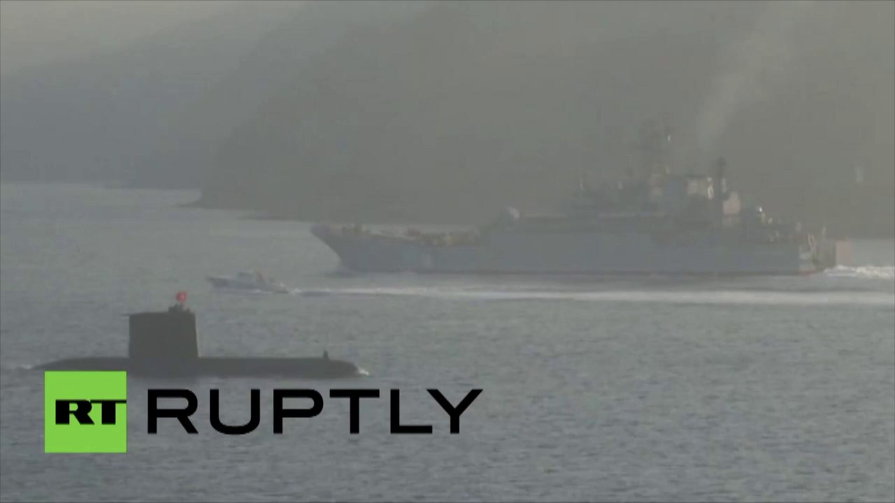 Turquie : un bateau russe passant le Bosphore suivi par un sous-marin turc