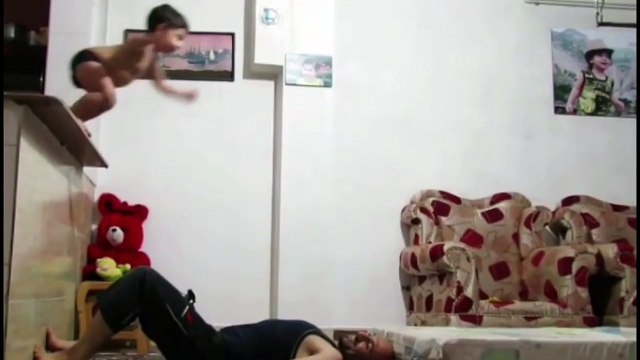 Видео с этим двухлетним гимнастом стало хитом интернета!