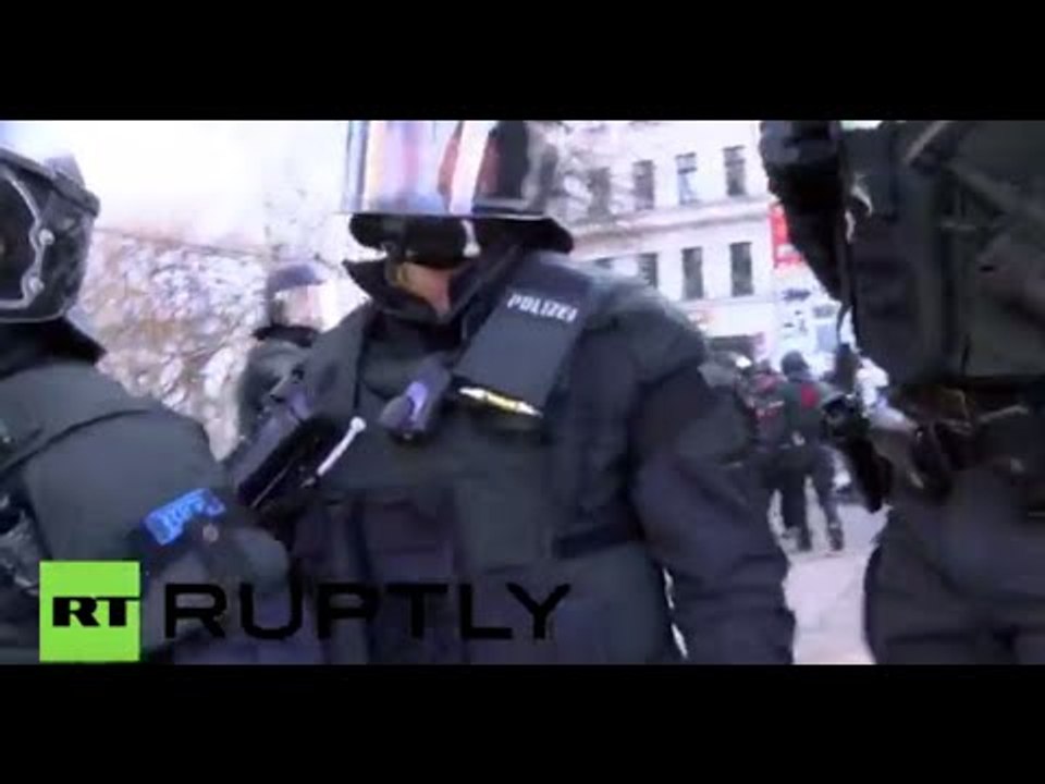 Police shove RUPTLY producer amid scuffles at neo-Nazi demo in Leipzig