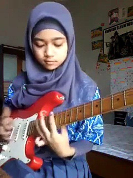 So talented Muslim girl plays heavy metal guitar song like a genius - Copie