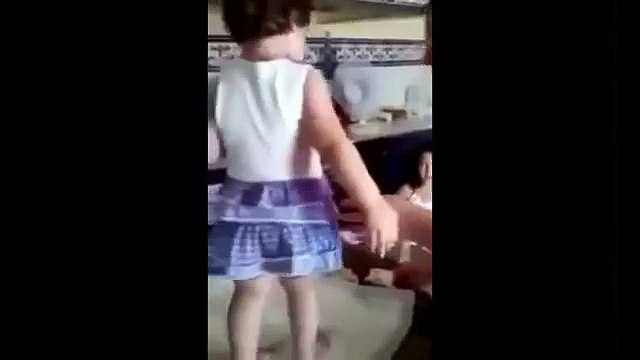 Увидала, что её снимают на камеру!