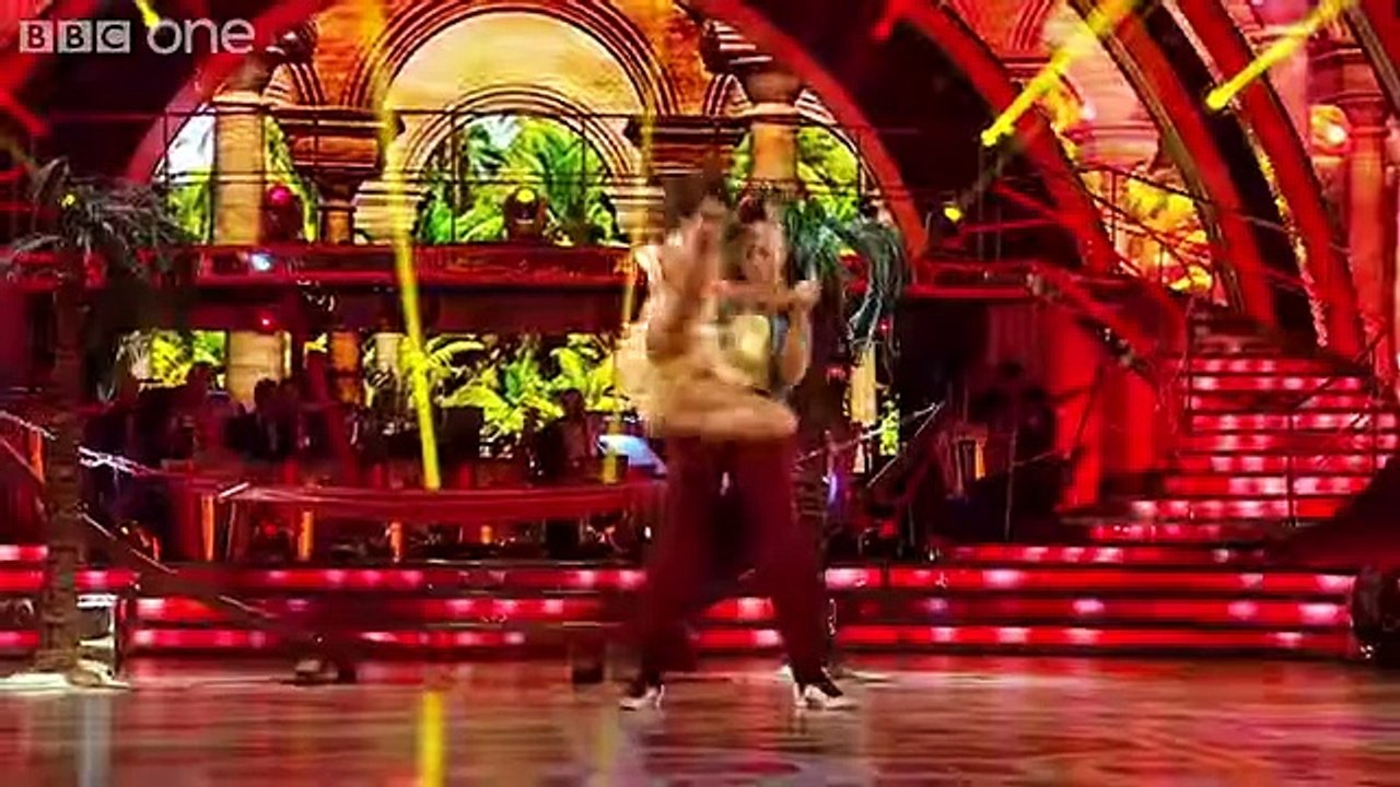 Watch This Guy Salsa Dance With A Professional Dancer Like A Boss!