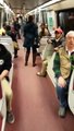 Un homme terrorise  les gens dans le métro