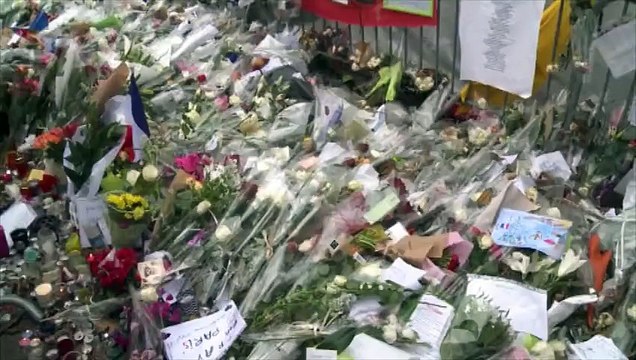 Un mois après les attentats, recueillement devant le Bataclan
