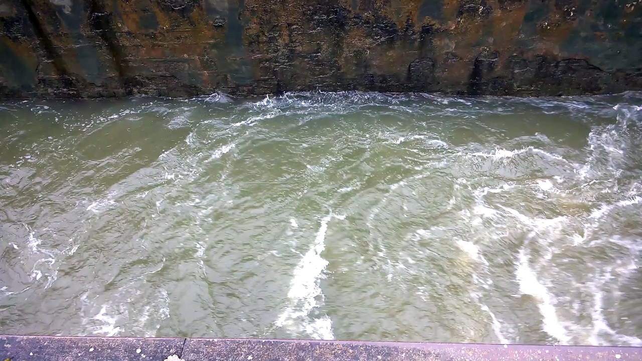 Ecluse d'Hénaménil, lâcher d'eau