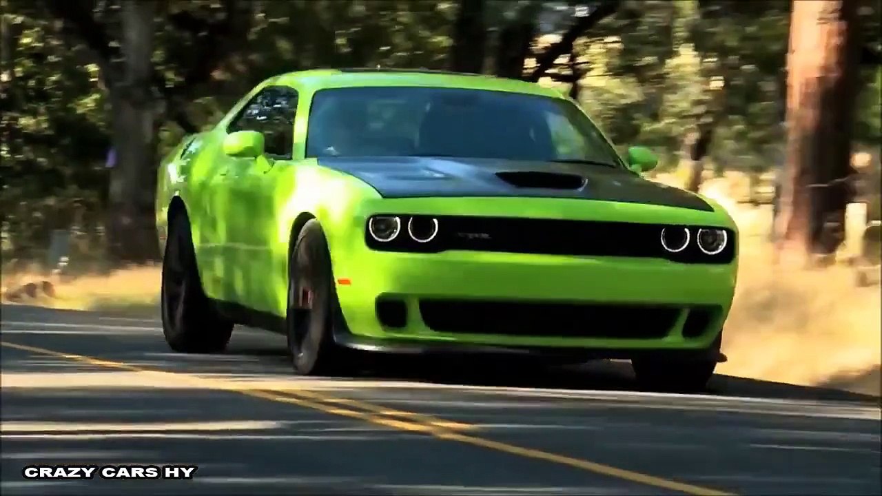 Nissan GT-R vs Dodge Challenger SRT