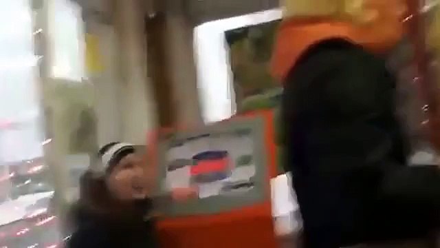 Бабка в шоке Маска прикол в магазине зашли купить пива интересная реакция бабушка в шоке удивлен