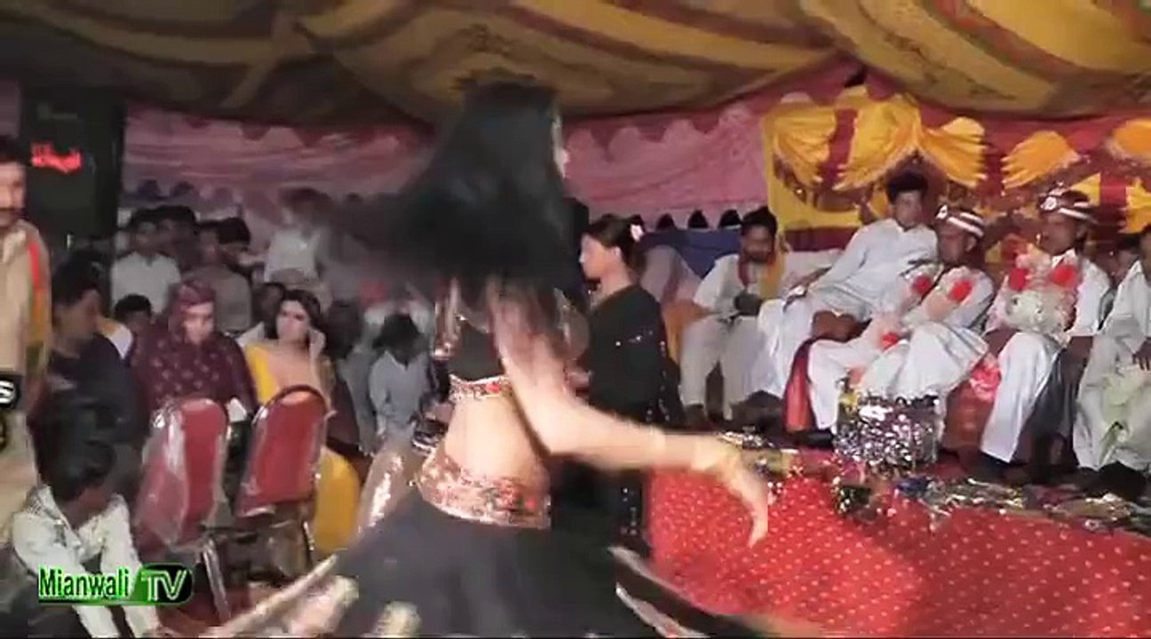 Beautiful Girl Wedding|Shadi Dance|Mujra On Meri Maa Naal Gal Mukka Le Song