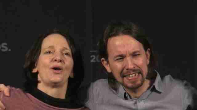 Iglesias rompe a llorar tras el mitin de Podemos en la Caja Mágica