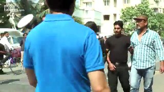 CRAZY Fans Attack Shahrukh During BIRTHDAY Celebrations Outside Mannat