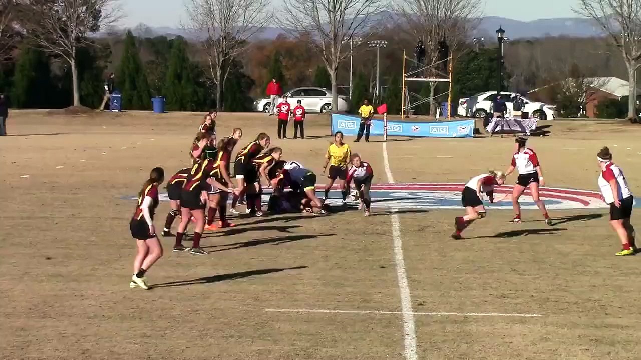 L'énorme charge d'une joueuse de rugby américaine