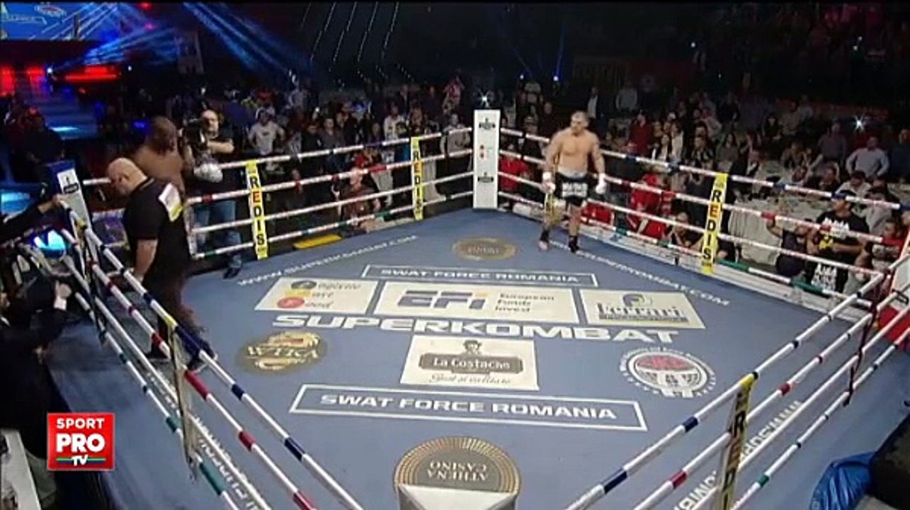 Momente HALUCINANTE la meciul lui Morosanu cu GORILLA Jackson Asa ceva nu s-a mai intamplat niciodata in ring VIDEO - wwwsportro