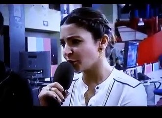 Anushka Sharma gets angry with anchor over Virat Kohli