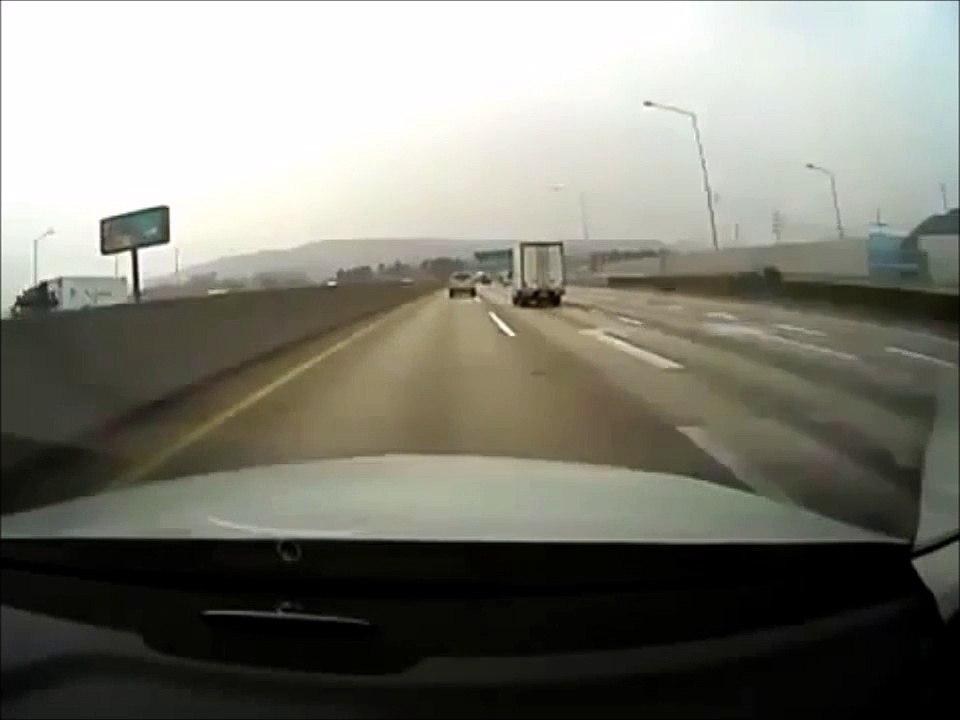 Terrible accident de voiture sur une autoroute