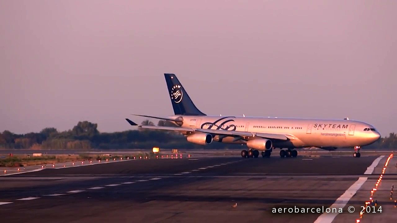 2 airplanes about to crash : one is landing and the other trying to take off in Barcelona!
