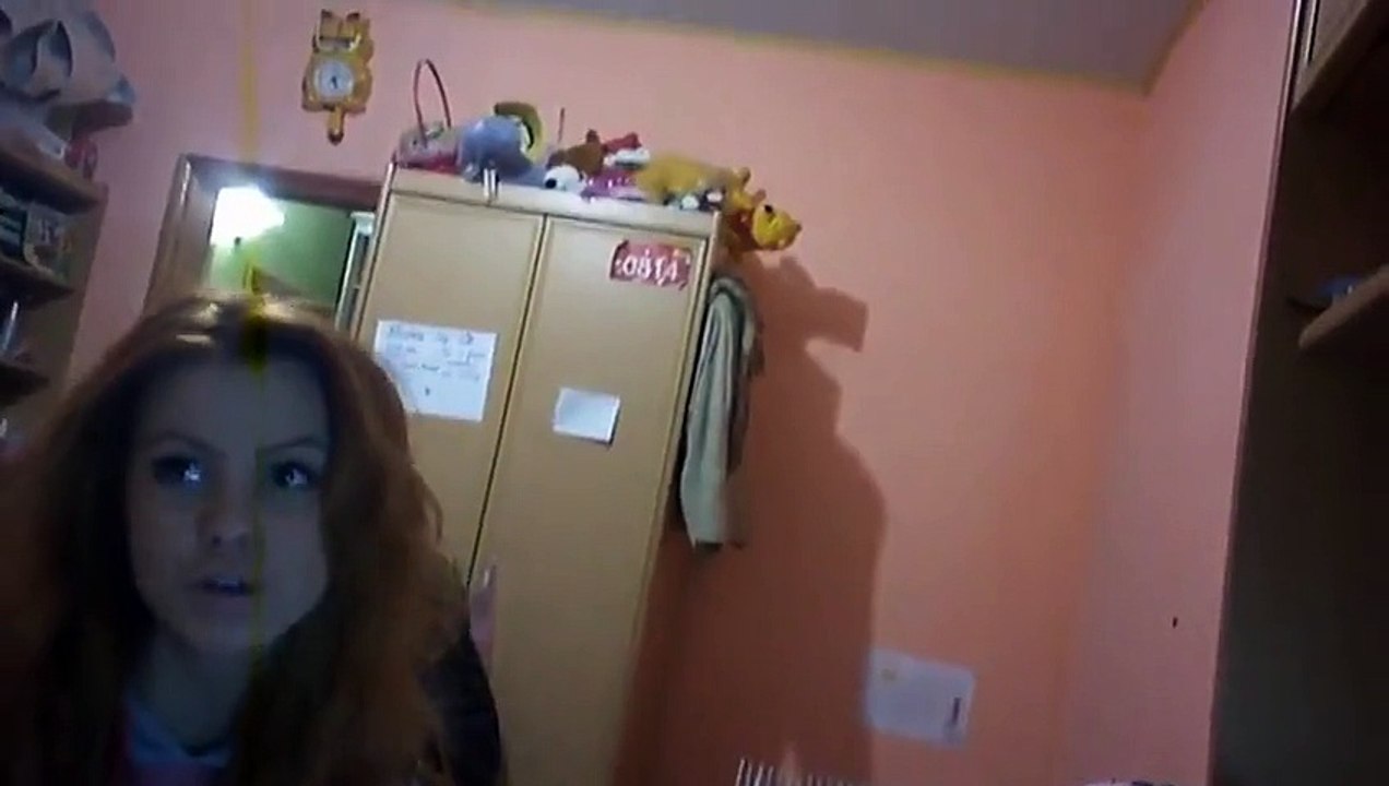 Очаровательная девушка красиво поет