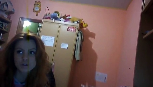 Очаровательная девушка красиво поет