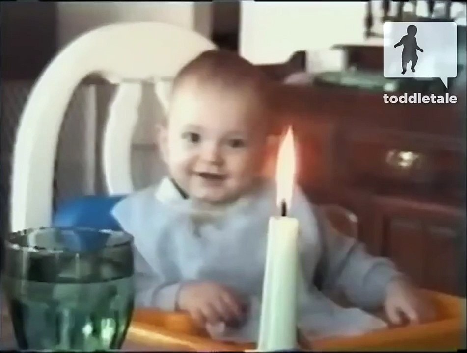 Малыш который смеется как дельфин