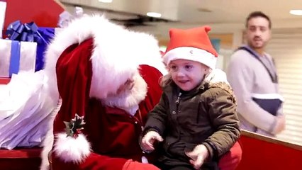 Le père Noël est décidément plein de surprise ! Regardez sa réaction face à l'handicap de cette fille !