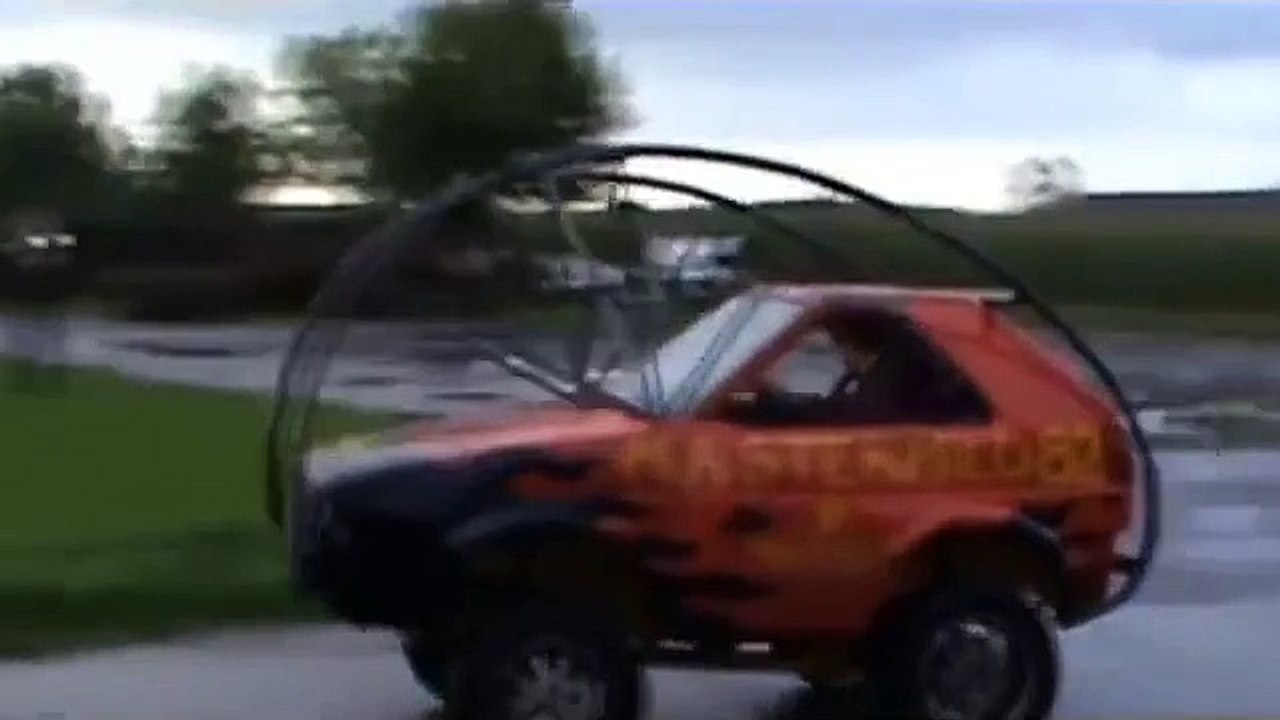 Une voiture qui fait la roue