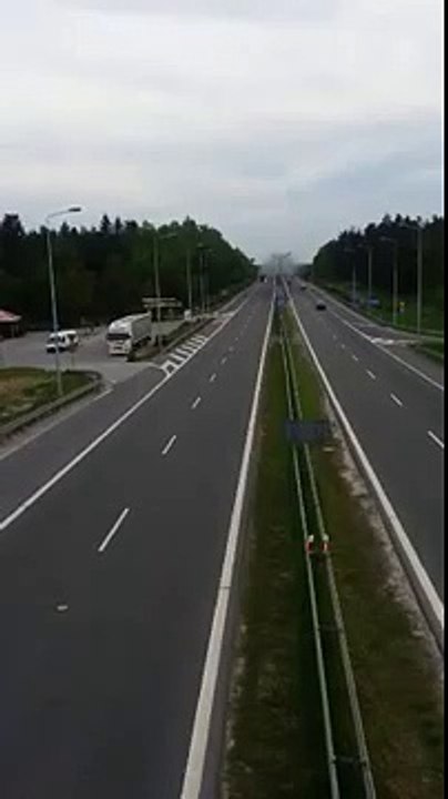 Un camion enflammé trace sur l'autoroute au calme