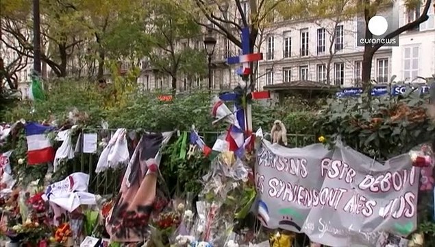 Parigi: a un mese dagli attentati, continua il pellegrinaggio davanti al Bataclan