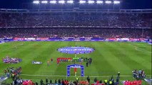 Jugadores del Atlético de Madrid y del Athletic Club entrando al terreno de juego[1]