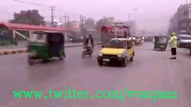 Amazing Imran Khan's Protocol Only Three Vehicle on his Visit to Islamia college peshawar